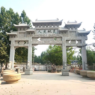 大理石景區出入口擺放三門牌坊老石雕