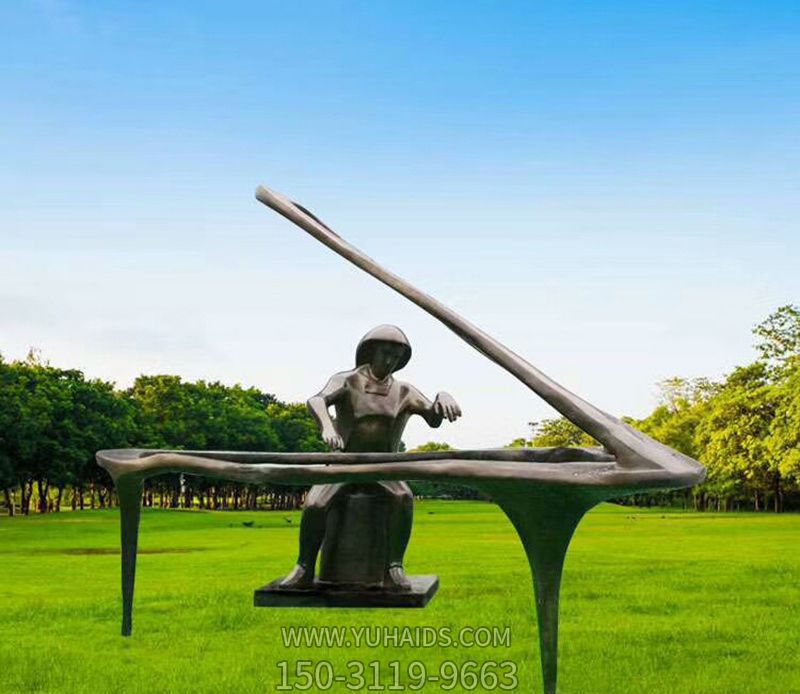 草坪彈鋼琴的不銹鋼鋼琴雕塑