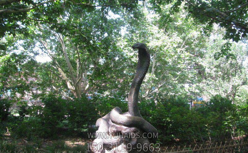 公園里擺放的站立的青石石雕創(chuàng)意蛇雕塑