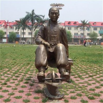 玻璃鋼仿銅戶(hù)外園林景觀捻藥的人物雕塑