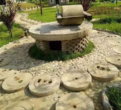 農(nóng)場(chǎng)擺放老石磨盤(pán)石碾裝飾擺件