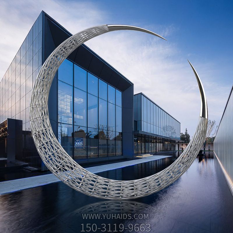 不銹鋼創(chuàng)意月牙，鐵藝網(wǎng)絡(luò)月亮造型景觀(guān)雕塑