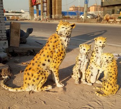 公園中坐立中的黃色金錢(qián)豹，仿真動(dòng)物，彩繪雕塑