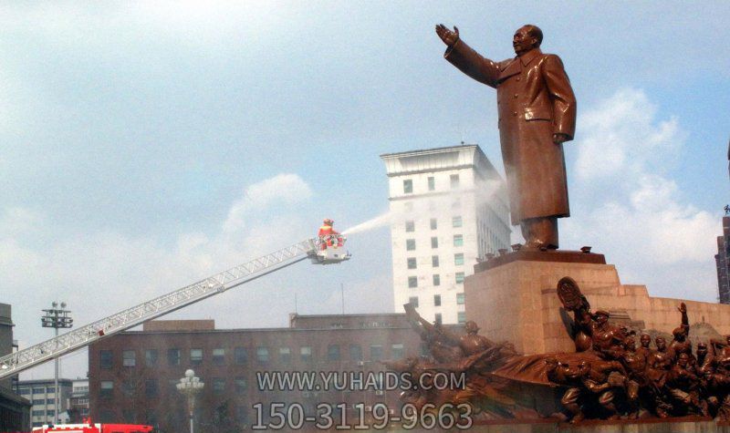 廣場銅雕揮手的毛澤東<a href=