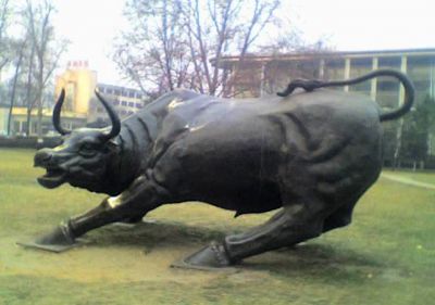 公園華爾街牛石雕的作用是啥？