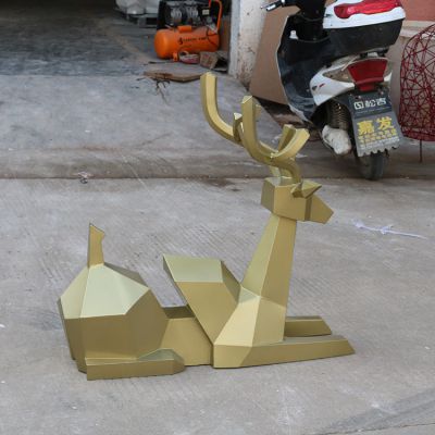 戶外景觀不銹鋼幾何抽象臥著的鹿雕塑