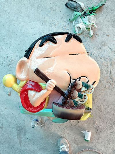 玻璃鋼發光蠟筆小新門頭裝飾雕塑