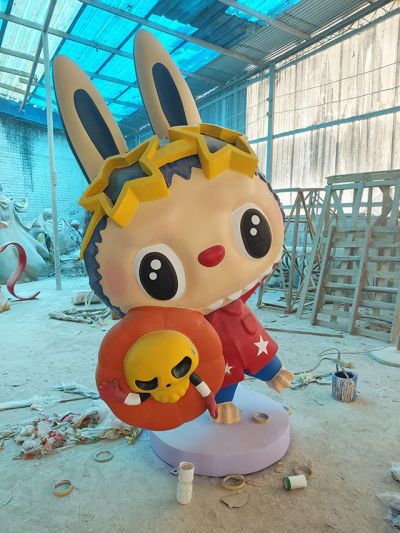 拉布布玻璃鋼卡通人物雕塑
