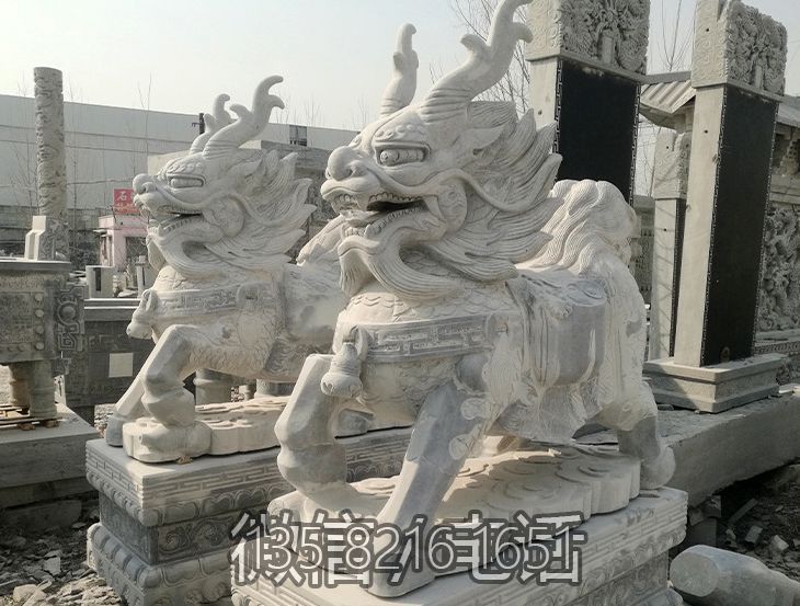 庭院大門口擺放大理石招財麒麟雕塑