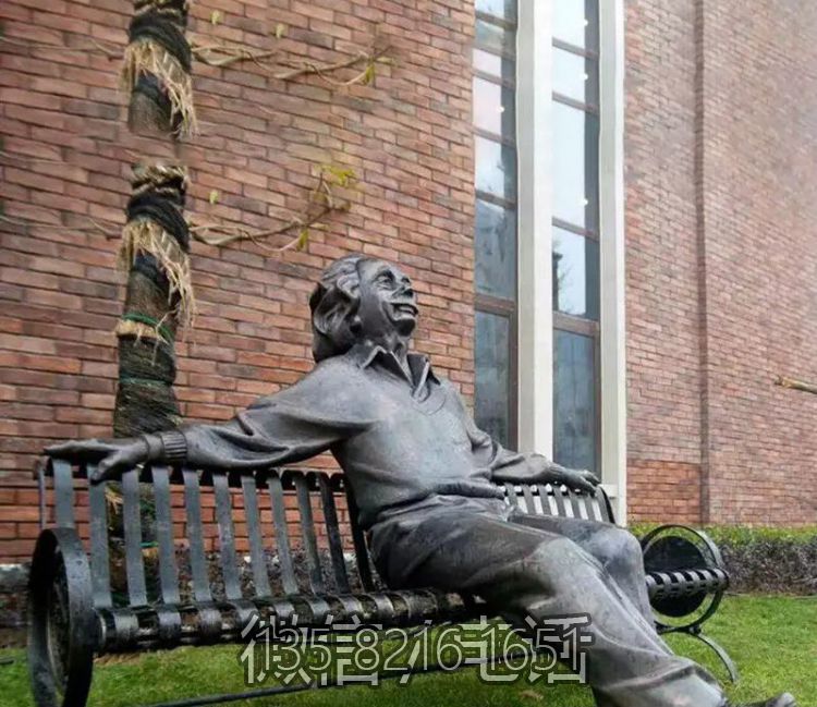 城堡戶外坐在長椅休息的西方名人愛因斯坦雕塑
