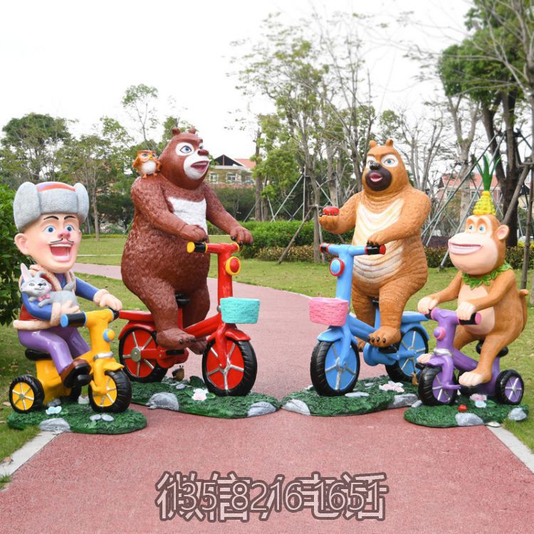 景區廣場騎自行車的熊出沒卡通人物玻璃鋼雕塑