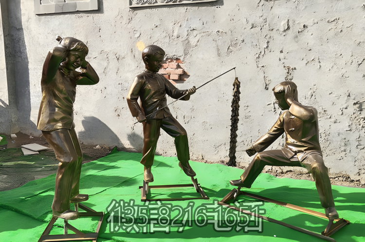 園林戶外景觀玻璃鋼仿銅創(chuàng)意放鞭炮的人物雕塑