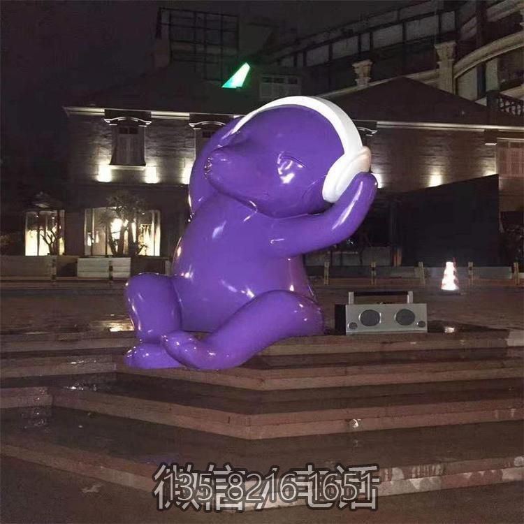 聽音樂的卡通動(dòng)物造型雕塑