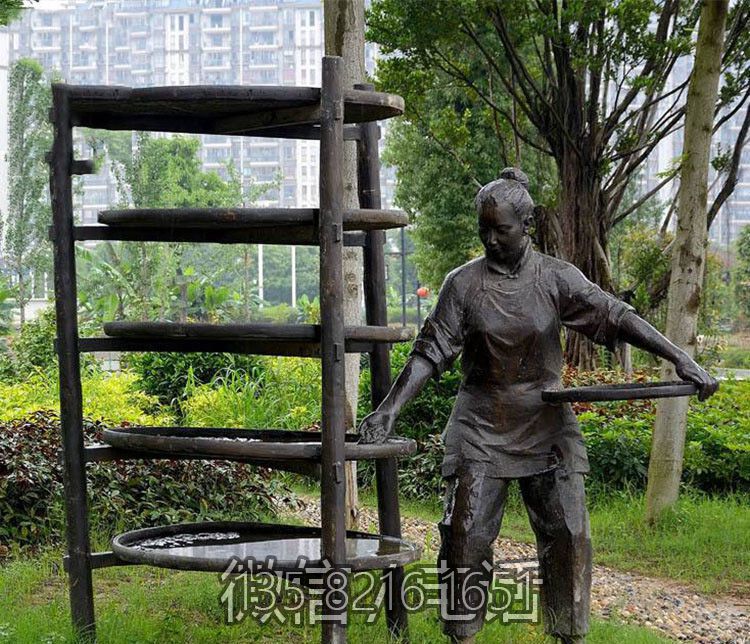 戶外曬青的制茶人物雕塑
