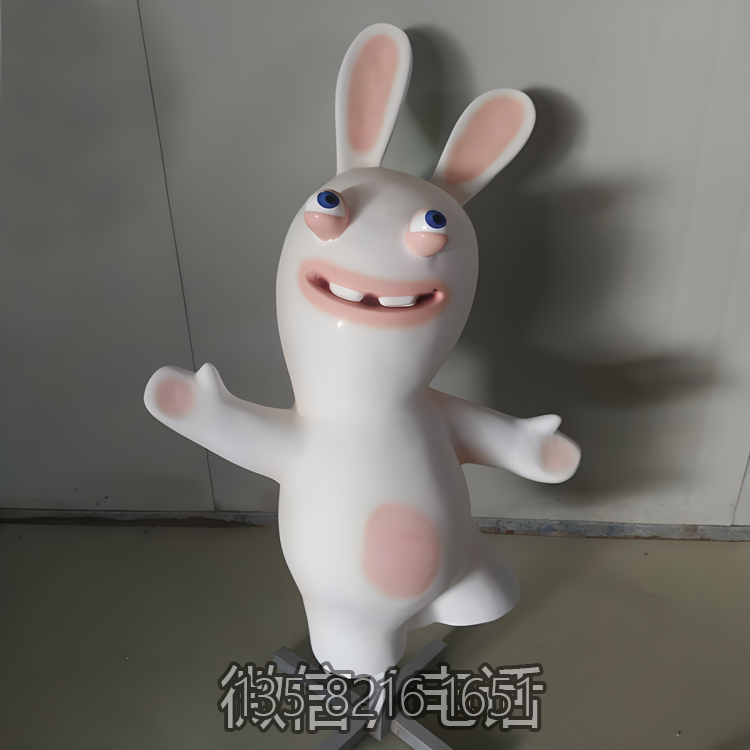 搞怪的卡通兔子雕塑