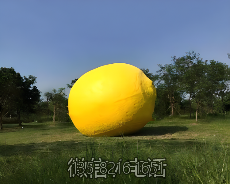 草坪上的玻璃鋼仿真檸檬雕塑