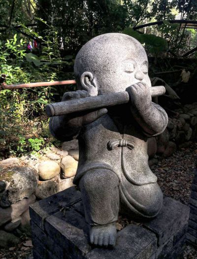 創意石雕園林吹笛子的小沙彌雕塑