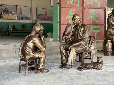 學院擺放孫子聽奶奶講故事玻璃鋼仿銅民俗人物雕塑