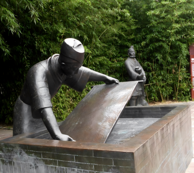 情景人物景觀玻璃鋼仿銅名人景觀四大發(fā)明造紙術蔡倫雕塑