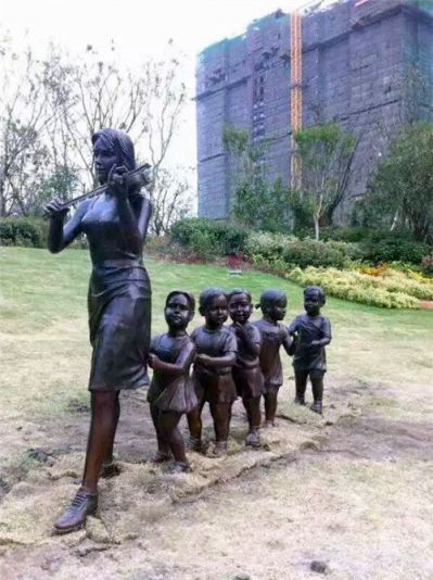 園林景觀玻璃鋼仿銅排隊跟著老師拉小提琴的人物雕塑