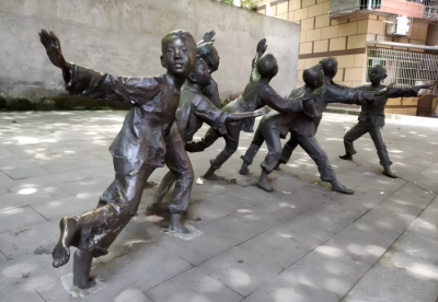 老鷹抓小雞童趣人物情景雕塑