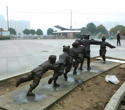 老鷹抓小雞鑄銅童趣人物雕塑