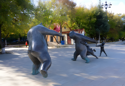 創意玻璃鋼抽象定制熊大熊二一起玩老鷹抓小雞的雕塑