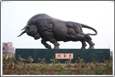 景區工廠景觀大型景觀動物擺件玻璃鋼仿銅定制奮進牛雕塑