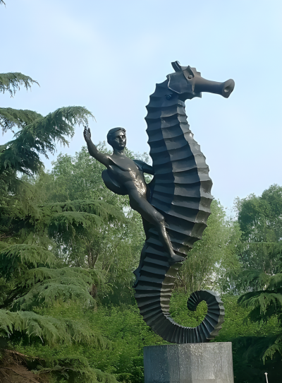 城市景觀創(chuàng)意玻璃鋼仿銅騎在海馬背上的人物景觀雕塑