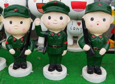 綠色軍裝的玻璃鋼卡通八路軍雕塑