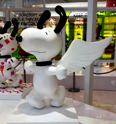 定制玻璃鋼卡通動物景觀商店裝飾創意帶翅膀的Snoopy雕塑