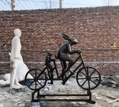 騎雙人自行車的卡通兔子父子