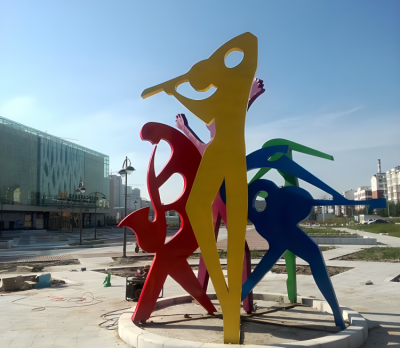 廣場抽象景觀演奏樂器的人物雕塑