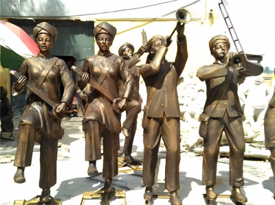 玻璃鋼仿銅少數(shù)民族演奏樂(lè)器的情景人物雕塑