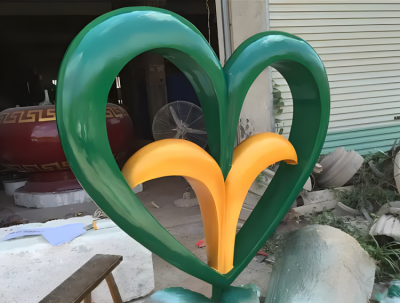 “發芽”玻璃鋼愛心造型雕塑