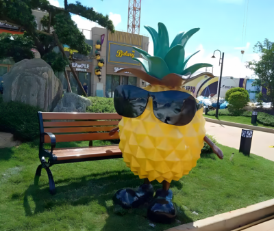 玻璃鋼菠蘿公仔雕塑